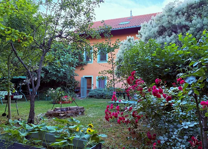 Balazs Guesthouse - In A Green Area, With Our Own Garden - Next To Metro 4 Station Budapest